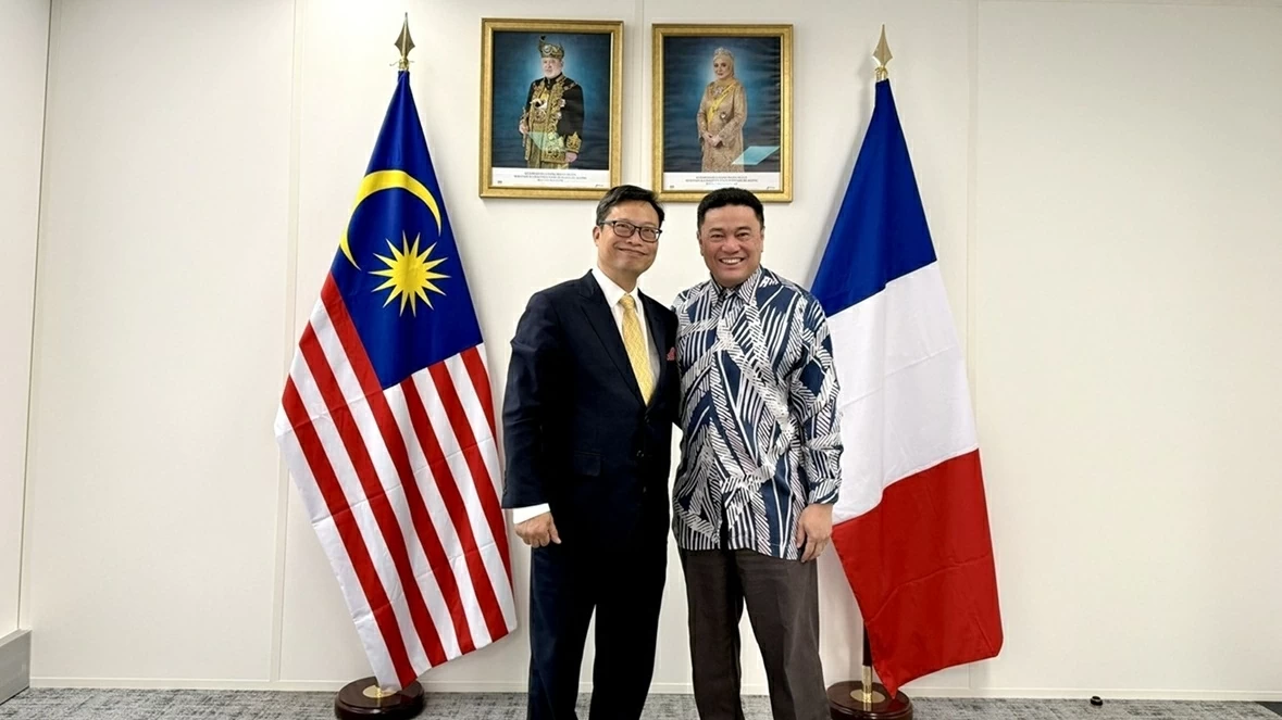 Ambassador Trinh Duc Hai pays courtesy calls on Cambodian and Malaysian Ambassadors in France