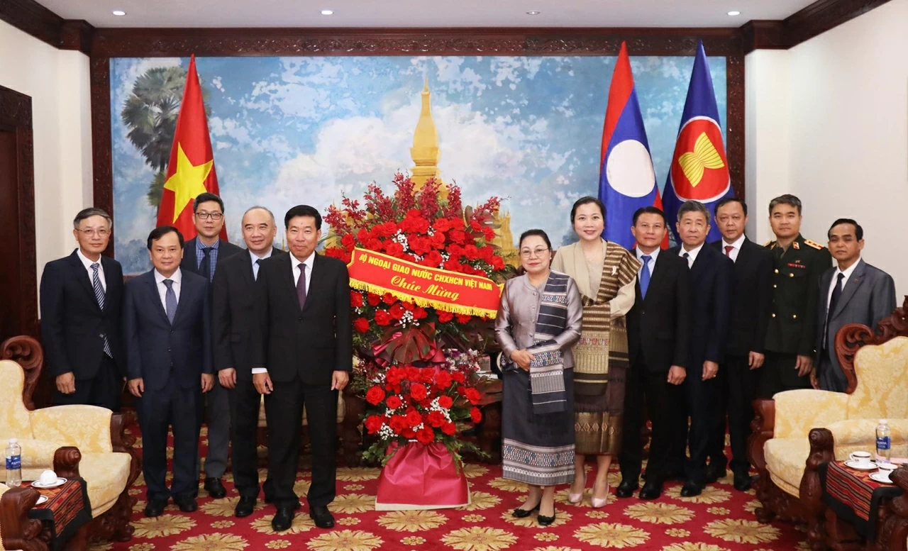 Standing Member of Secretariat Tran Cam Tu's official visit to Laos enhances strategic connectivity, aligns perceptions and actions