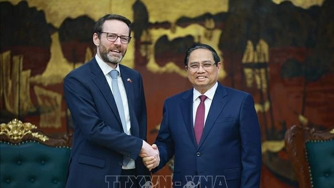 Prime Minister Pham Minh Chinh receives UK Ambassador Iain Frew