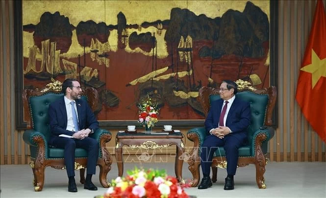 Prime Minister Pham Minh Chinh receives UK Ambassador Iain Frew