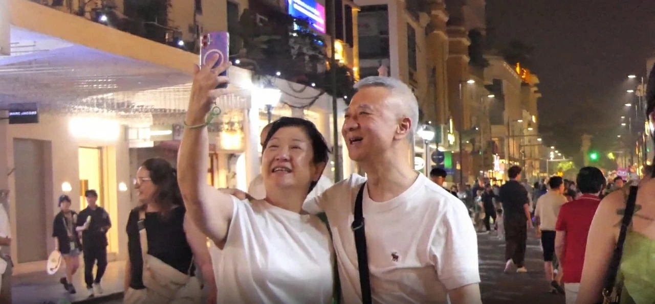 Hanoi's night rhythm in the eyes of international tourists