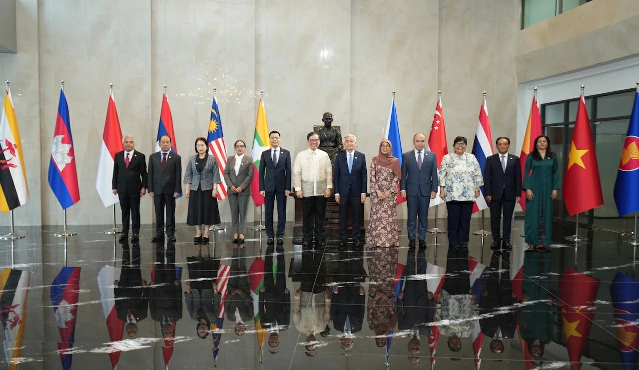 ASEAN senior officials meet to prepare for 48th ASEAN Summit