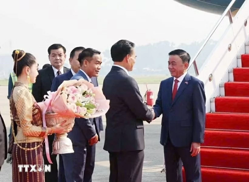Standing member of Secretariat Tran Cam Tu arrives in Vientiane, beginning official visit to Laos