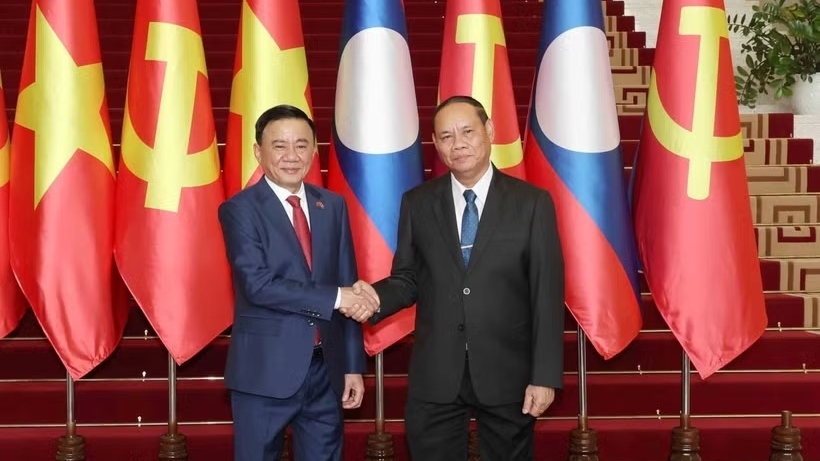 Welcome ceremony held for Standing Member of Secretariat Tran Cam Tu in Vientiane