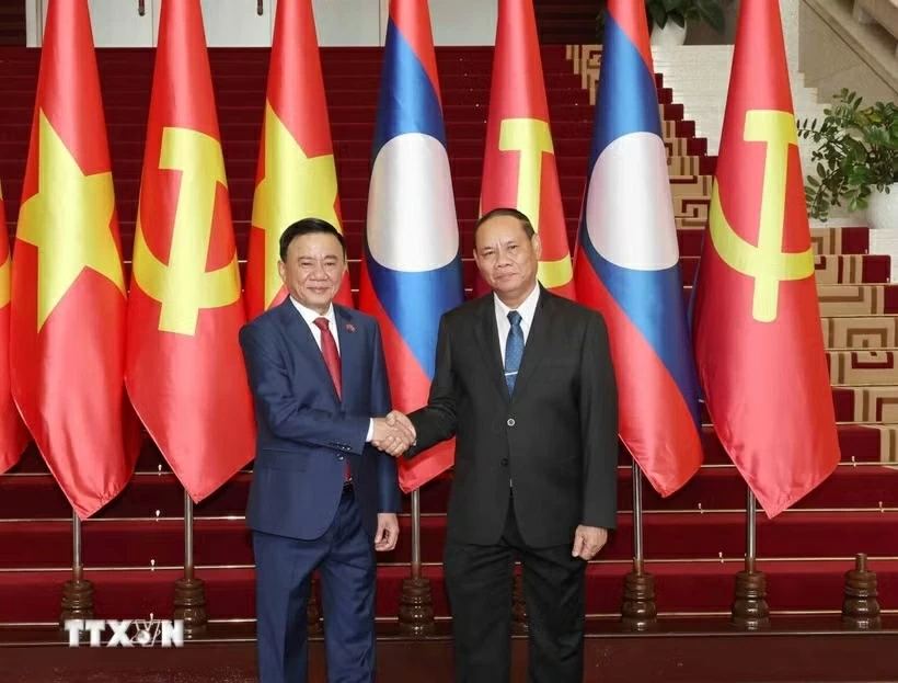 Welcome ceremony held for Standing Member of Secretariat Tran Cam Tu in Vientiane