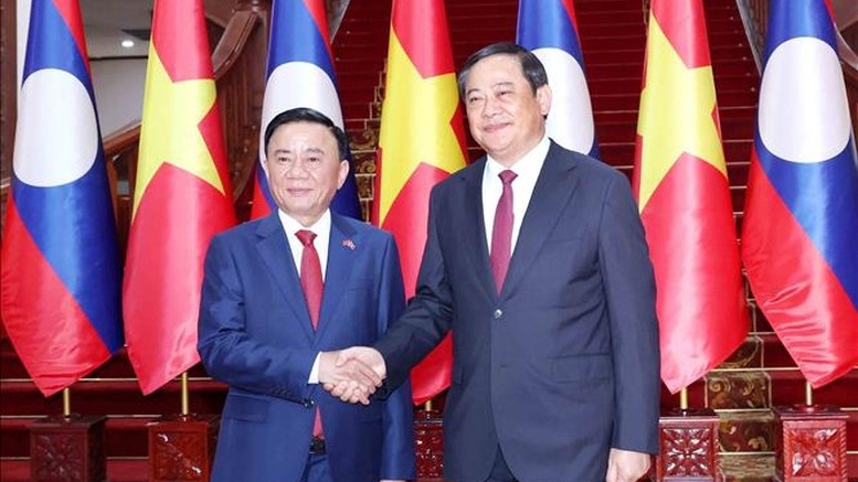 Standing Member of  Secretariat Tran Cam Tu meets with Lao Prime Minister Sonexay Siphandone
