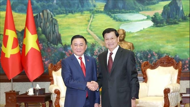 Standing Member of Secretariat Tran Cam Tu meets with General Secretary, President of Laos Thongloun Sisoulith