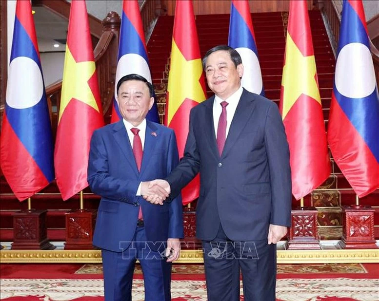 Standing Member of  Secretariat Tran Cam Tu meets with Lao Prime Minister Sonexay Siphandone
