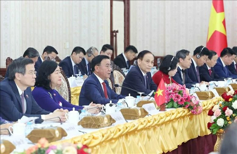 Standing Member of  Secretariat Tran Cam Tu meets with Lao Prime Minister Sonexay Siphandone