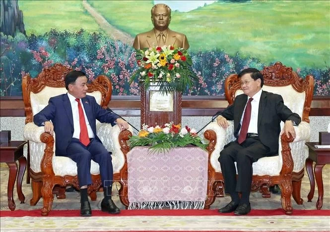 Standing Member of Secretariat Tran Cam Tu meets with General Secretary, President of Laos Thongloun Sisoulith