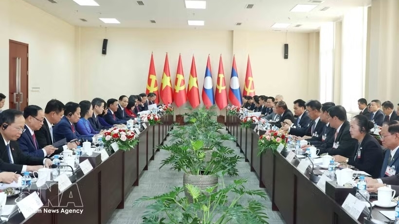 Standing member of Secretariat Tran Cam Tu holds talks with Lao counterpart Vilay Lakhamphong