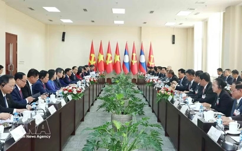 Standing member of Secretariat Tran Cam Tu holds talks with Lao counterpart Vilay Lakhamphong