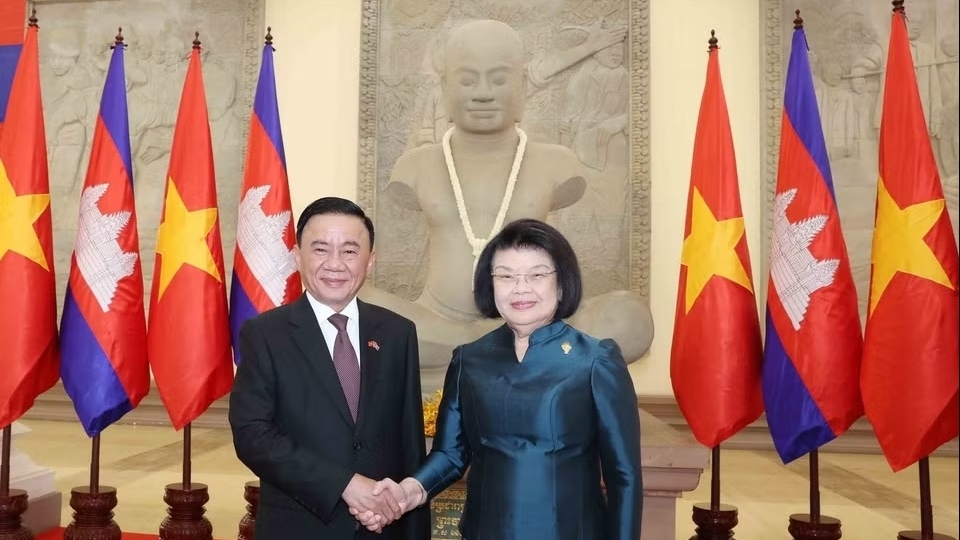 Welcome ceremony held for Standing Member of Secretariat Tran Cam Tu in Phnom Penh