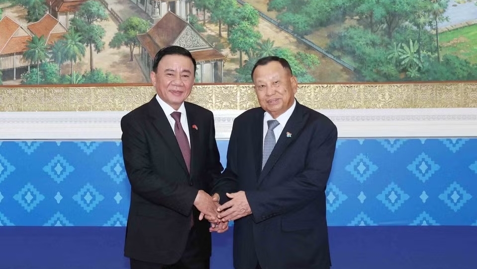Standing Member of Secretariat Tran Cam Tu holds talks with CPP Vice President Samdech Say Chhum