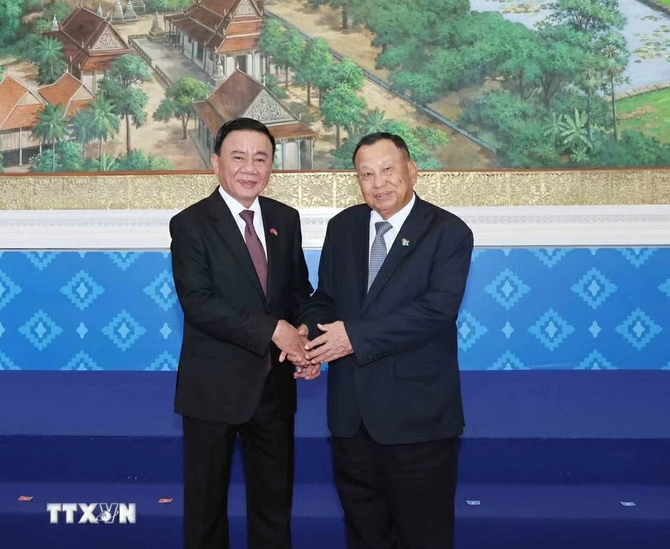 Standing Member of Secretariat Tran Cam Tu holds talks with CPP Vice President Samdech Say Chhum