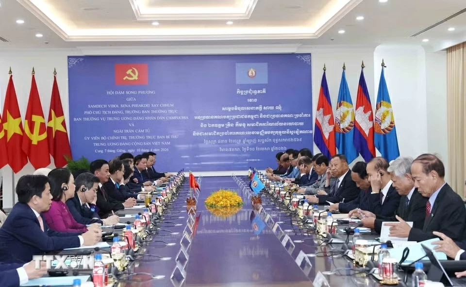 Standing Member of Secretariat Tran Cam Tu holds talks with CPP Vice President Samdech Say Chhum