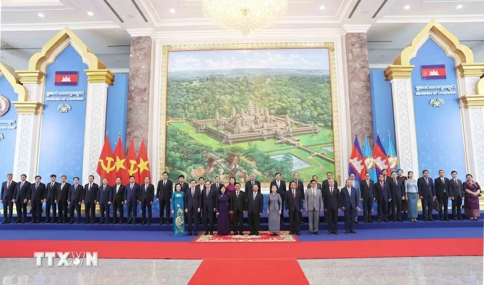 Standing Member of Secretariat Tran Cam Tu holds talks with CPP Vice President Samdech Say Chhum