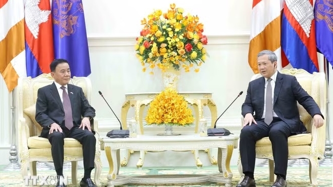 Standing Member of Secretariat Tran Cam Tu meets with Cambodian Prime Minister Hun Manet
