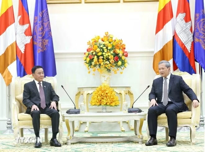 Standing Member of Secretariat Tran Cam Tu meets with Cambodian Prime Minister Hun Manet