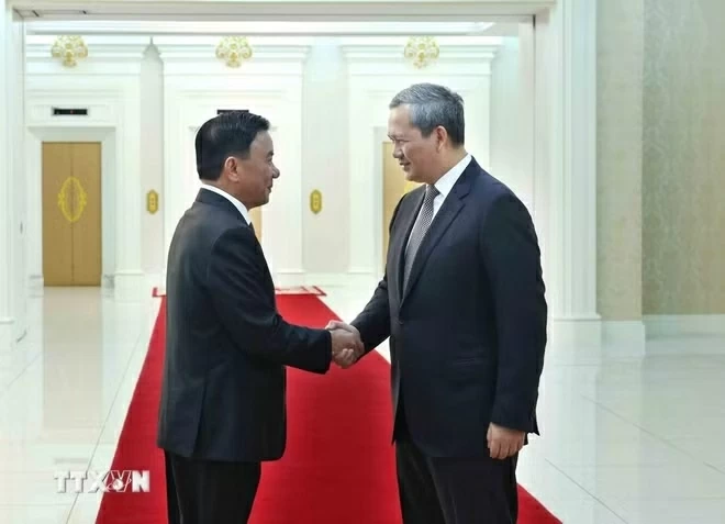 Standing Member of Secretariat Tran Cam Tu meets with Cambodian Prime Minister Hun Manet