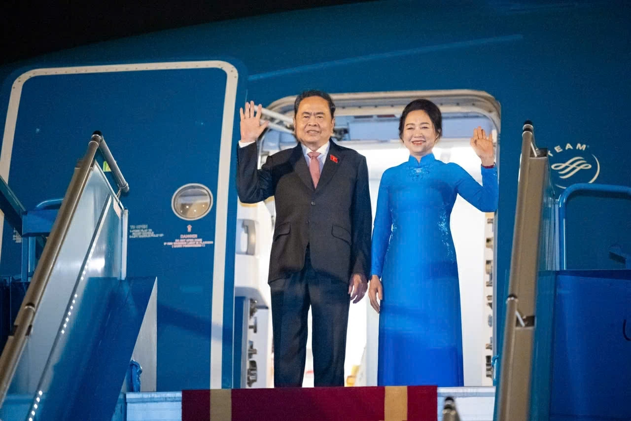 Chủ tịch Quốc hội Trần Thanh Mẫn và Phu nhân cùng Đoàn đại biểu cấp cao Việt Nam lên đường thăm chính thức Italia. (Nguồn: Quoochoij)