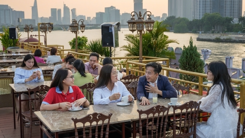 Afternoon tea on the boat: A new chill trend in the heart of Sai Gon