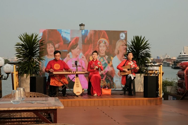 Afternoon tea on the boat: A new chill trend in the heart of Sai Gon