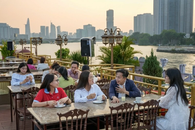 Afternoon tea on the boat: A new chill trend in the heart of Sai Gon Afternoon tea on the boat: A new chill trend in the heart of Sai Gon