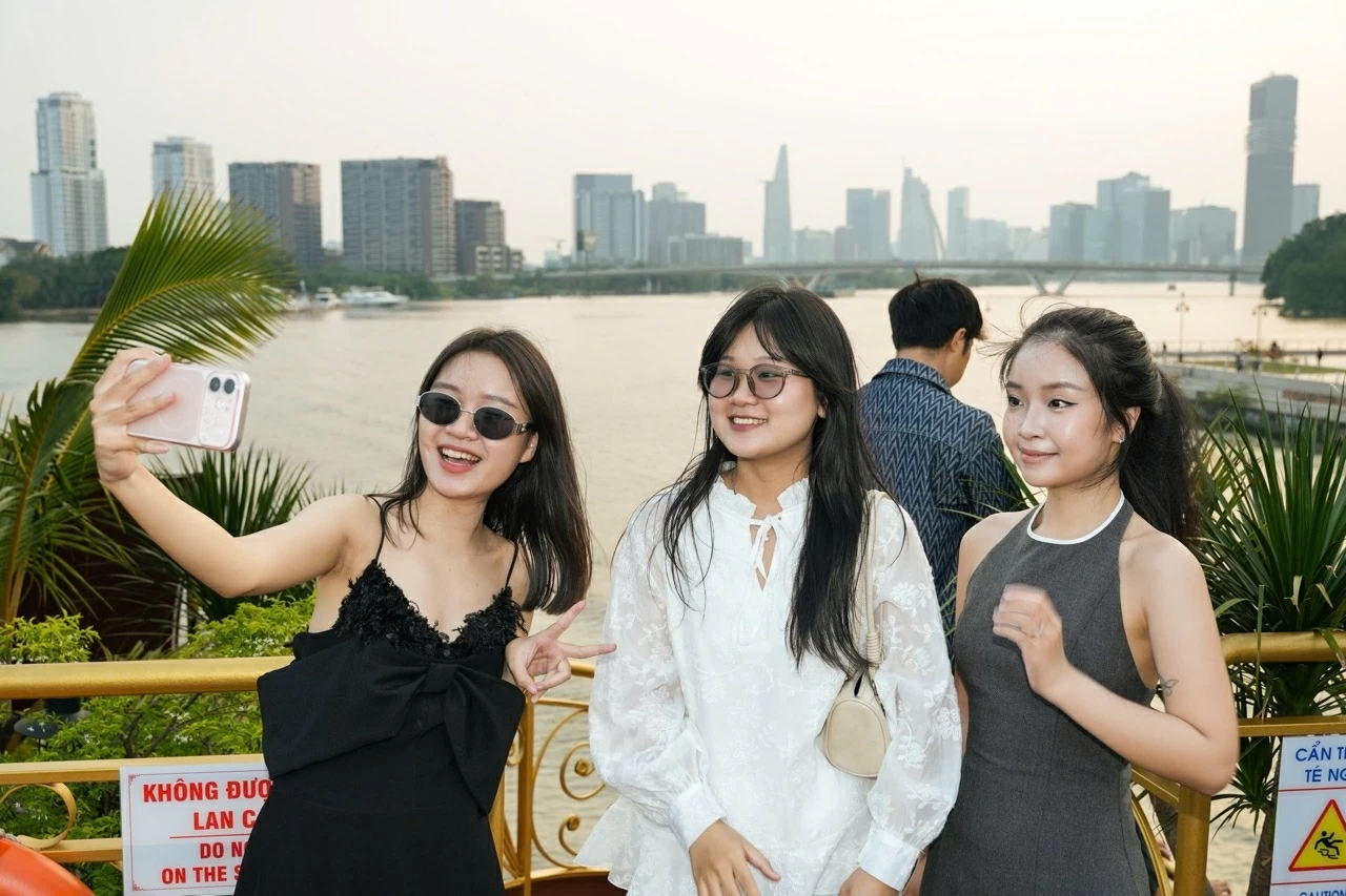 Afternoon tea on the boat: A new chill trend in the heart of Sai Gon Afternoon tea on the boat: A new chill trend in the heart of Sai Gon
