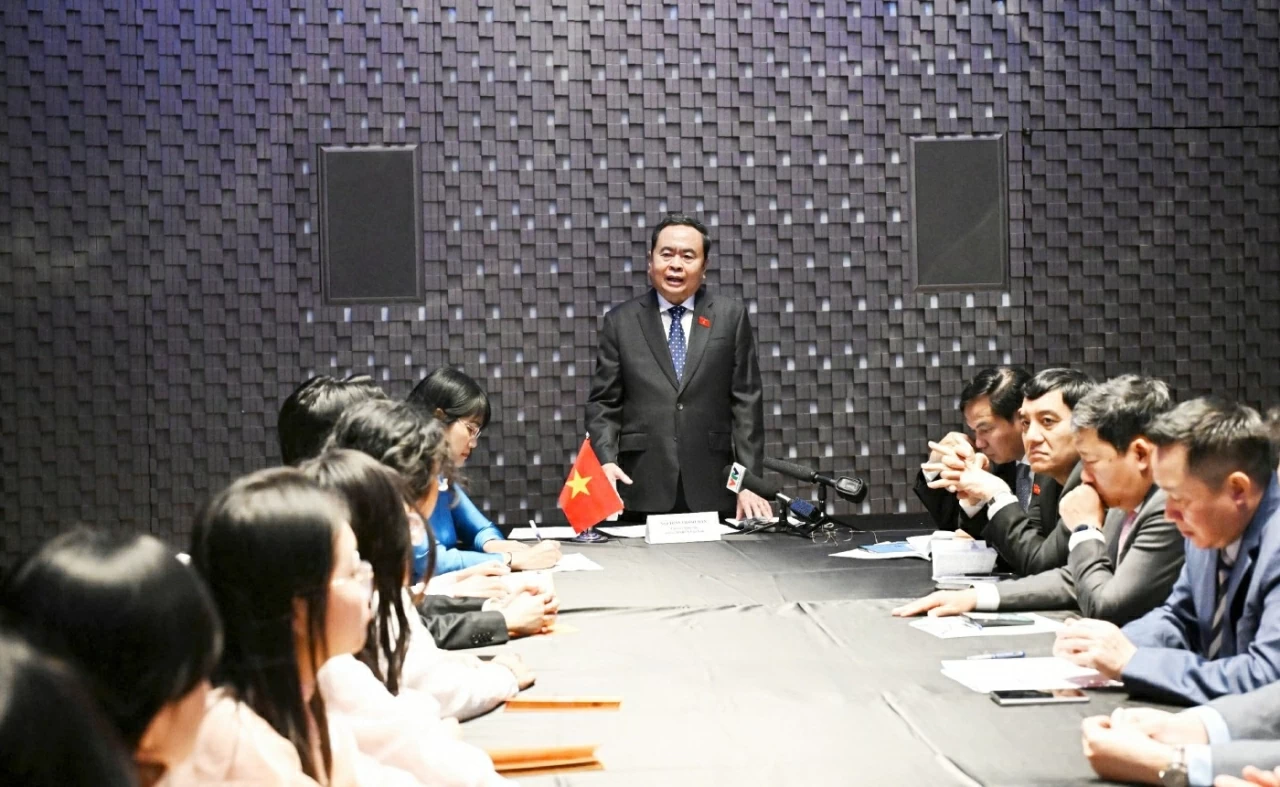 National Assembly Chairman Tran Thanh Man meets with Vietnamese students and scholars in Italy