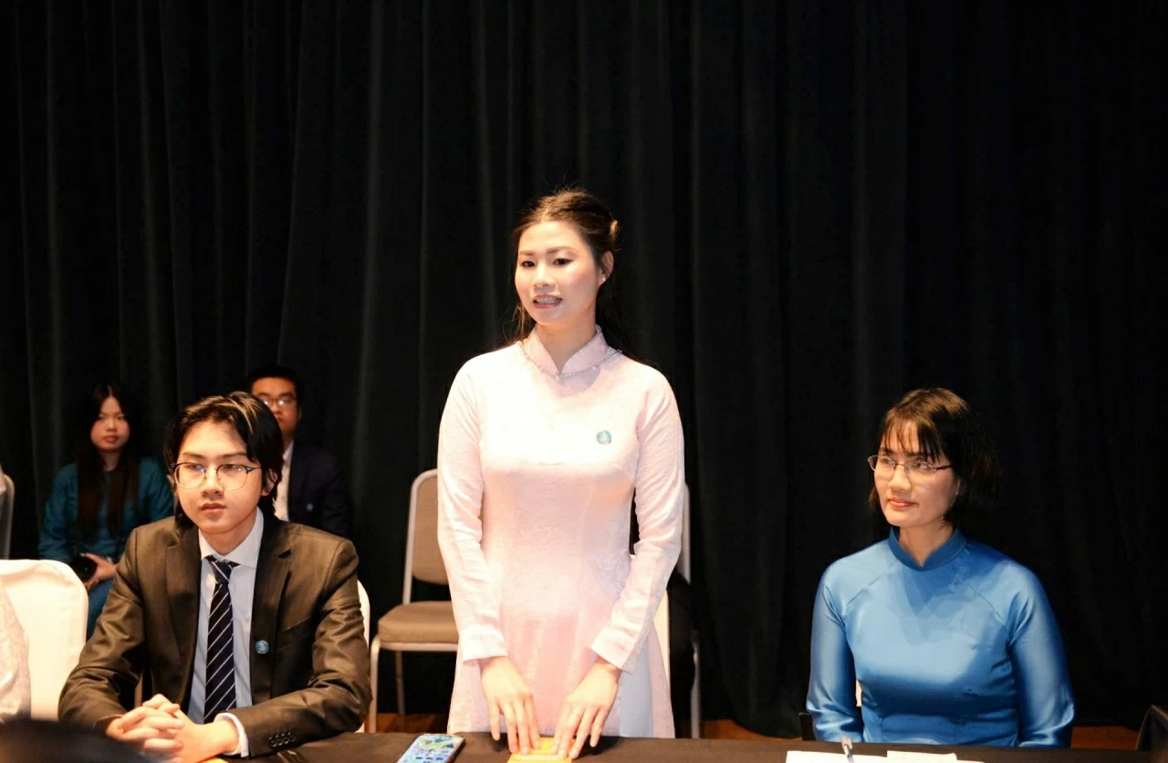 National Assembly Chairman Tran Thanh Man meets with Vietnamese students and scholars in Italy