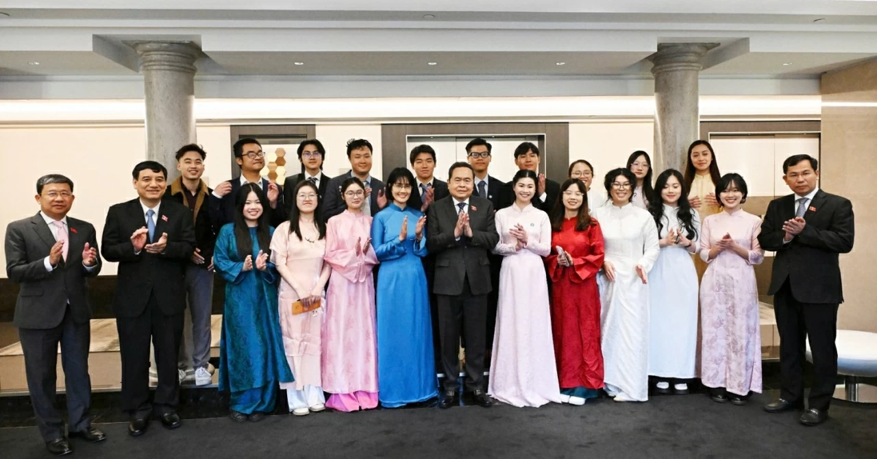 National Assembly Chairman Tran Thanh Man meets with Vietnamese students and scholars in Italy