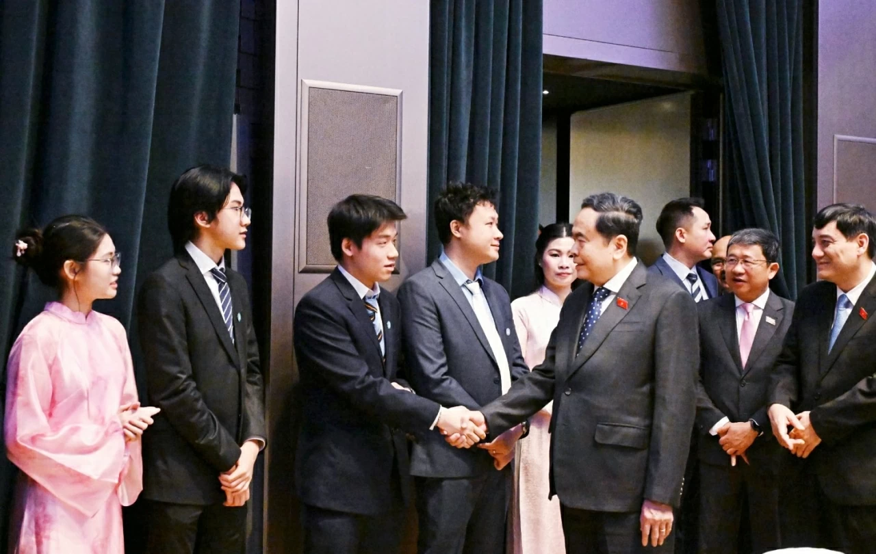 National Assembly Chairman Tran Thanh Man meets with Vietnamese students and scholars in Italy