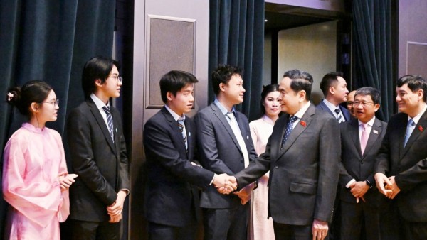National Assembly Chairman Tran Thanh Man meets with Vietnamese students and scholars in Italy