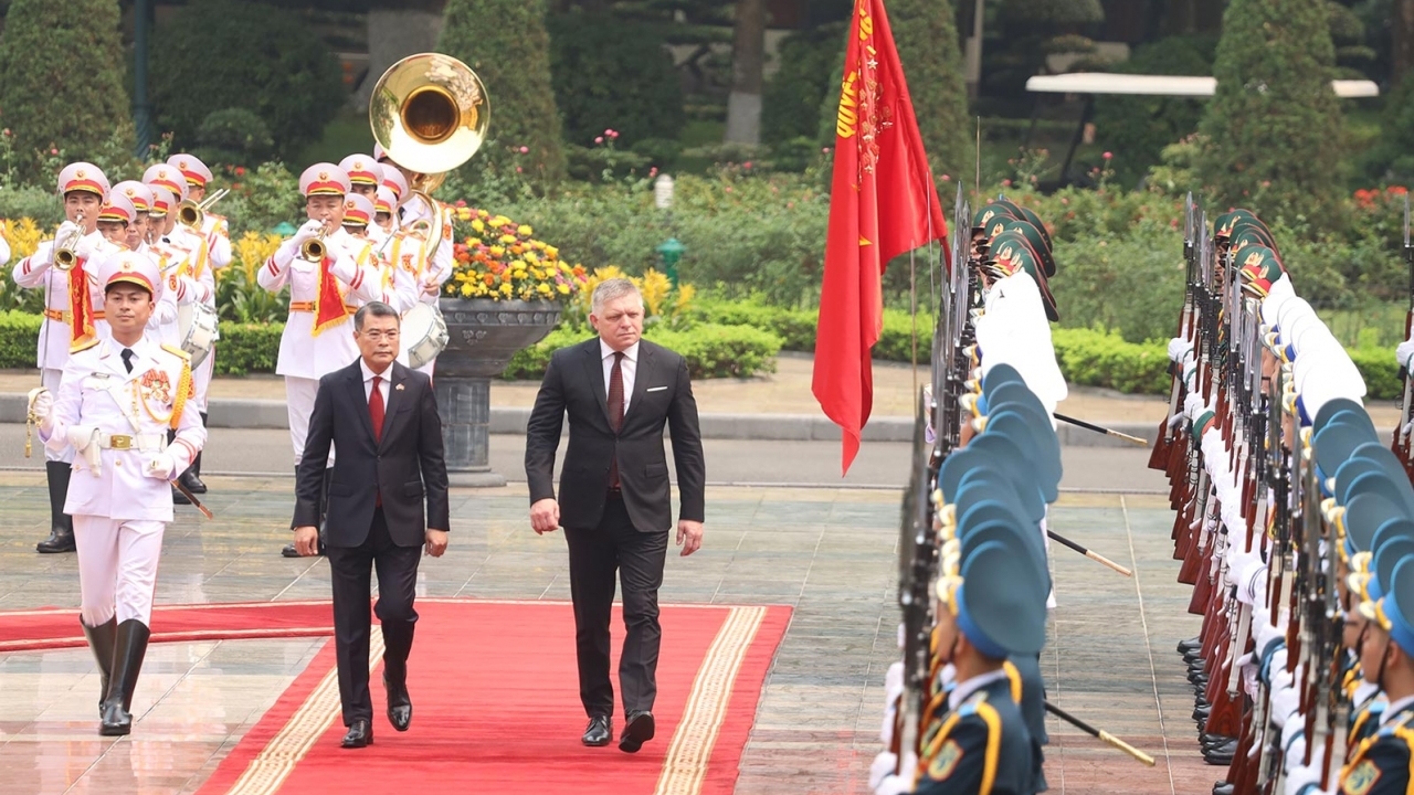 Welcome ceremony held for Slovak Prime Minister Robert Fico in Hanoi