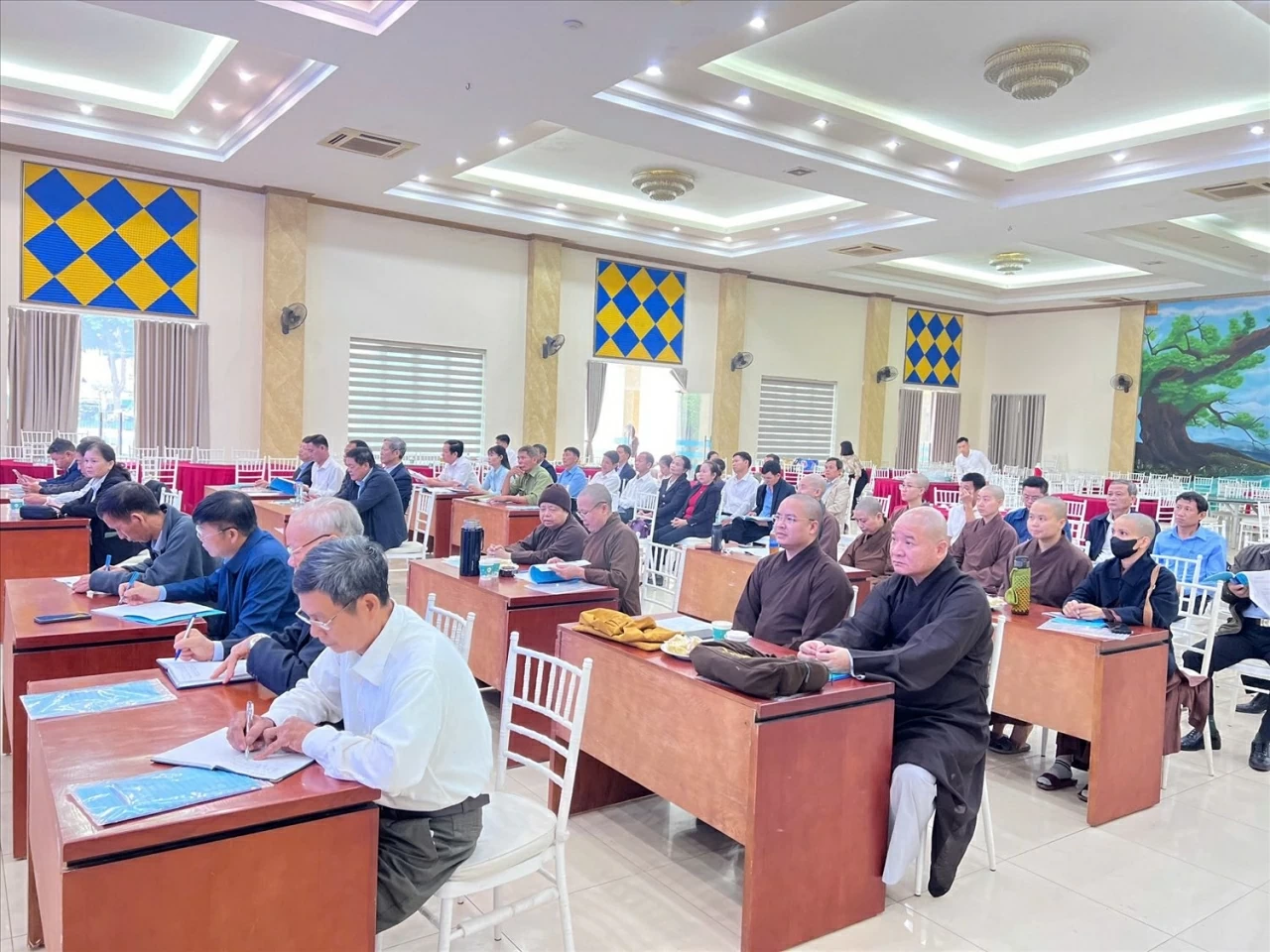 Managing religious communication crises from a human rights perspective in the context of digital transformation Managing religious communication crises from a human rights perspective in the context of digital transformation