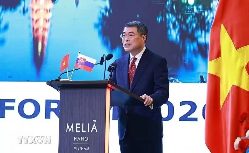 Vietnam, Slovakia Prime Ministers attend business forum to boost bilateral cooperation