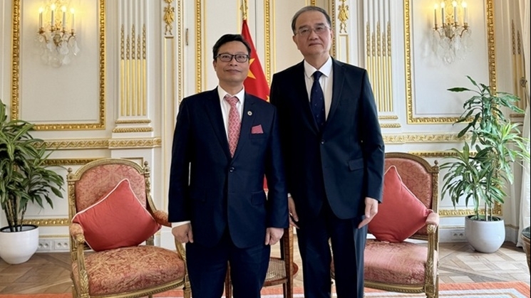 Ambassador Trinh Duc Hai pays a courtesy call on Chinese Ambassador to France Deng Li