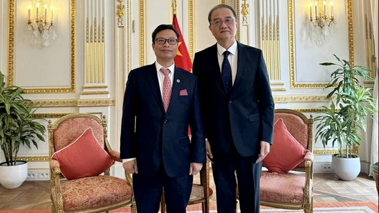 Ambassador Trinh Duc Hai pays a courtesy call on Chinese Ambassador to France Deng Li