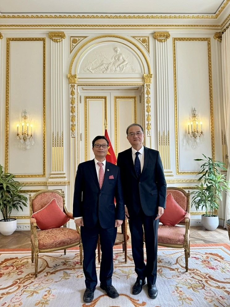 Ambassador Trinh Duc Hai pays a courtesy call on Chinese Ambassador to France Deng Li Ambassador Trinh Duc Hai pays a courtesy call on Chinese Ambassador to France Deng Li