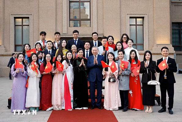 General Secretary, President To Lam meets Vietnamese community in Beijing, leaving strong impression on expatriates, students