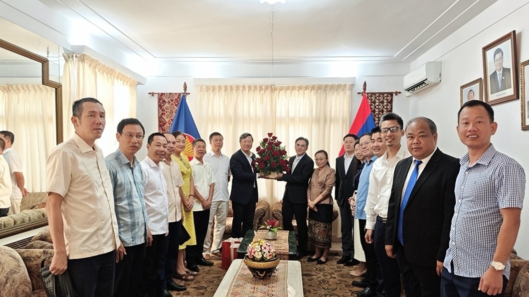 Vietnam Embassy delegation in Cuba congratulates Laos on traditional Bunpimay Festival