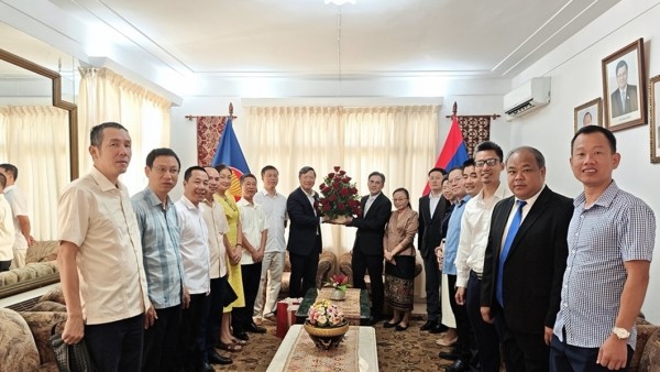 Vietnam Embassy delegation in Cuba congratulates Laos on traditional Bunpimay Festival