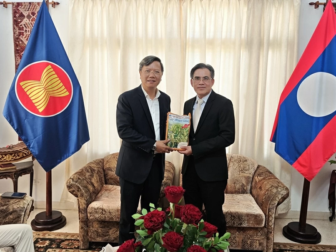 Vietnam Embassy delegation in Cuba congratulates Laos on traditional Bunpimay Festival