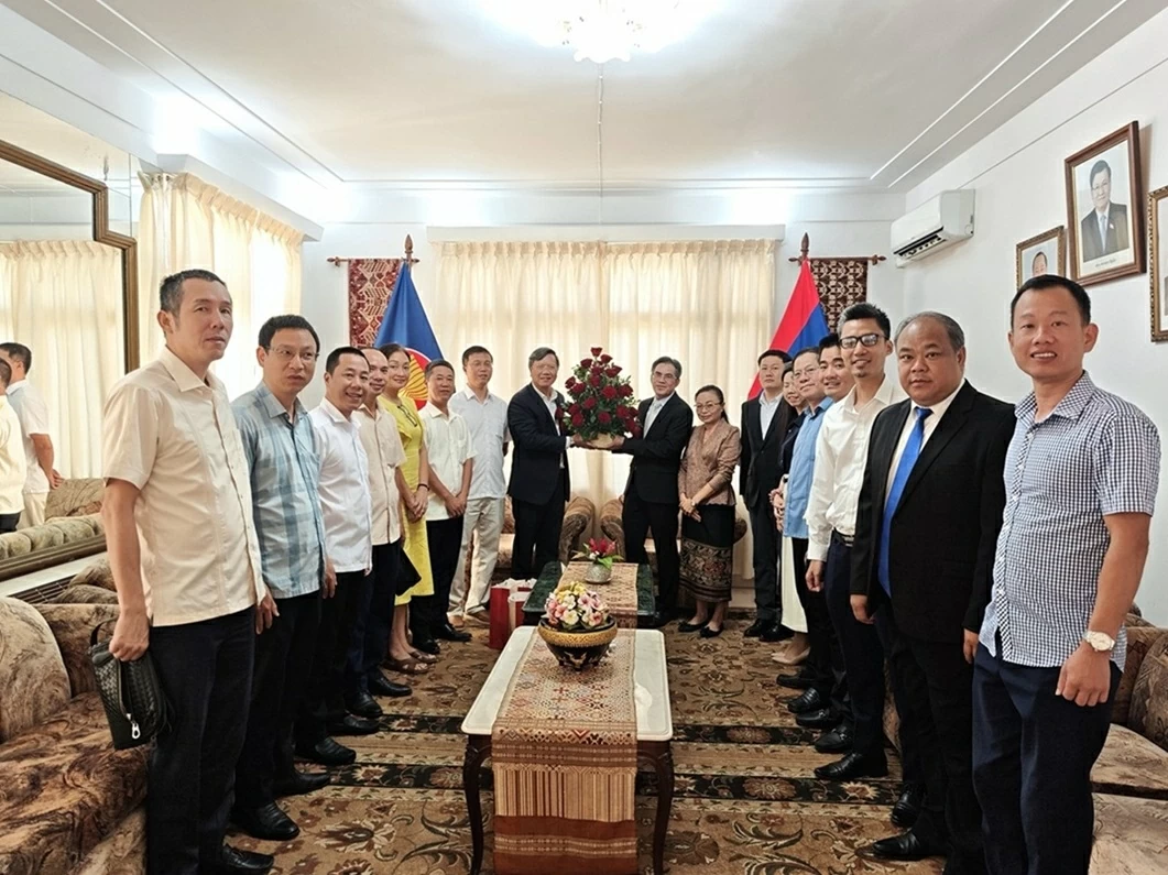 Vietnam Embassy delegation in Cuba congratulates Laos on traditional Bunpimay Festival