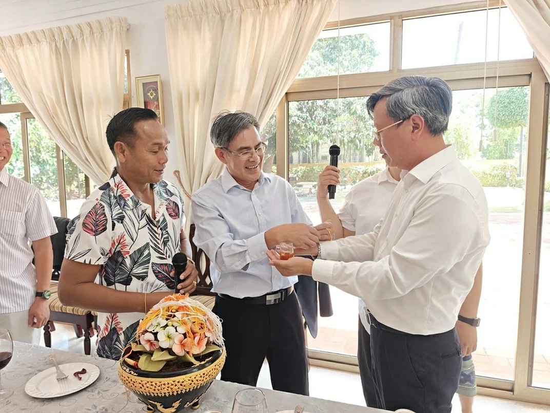 Vietnam Embassy delegation in Cuba congratulates Laos on traditional Bunpimay Festival
