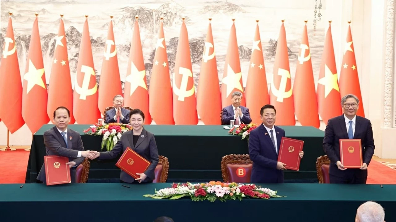Vietnam, China top leaders witness signing of numerous cooperation documents in Beijing