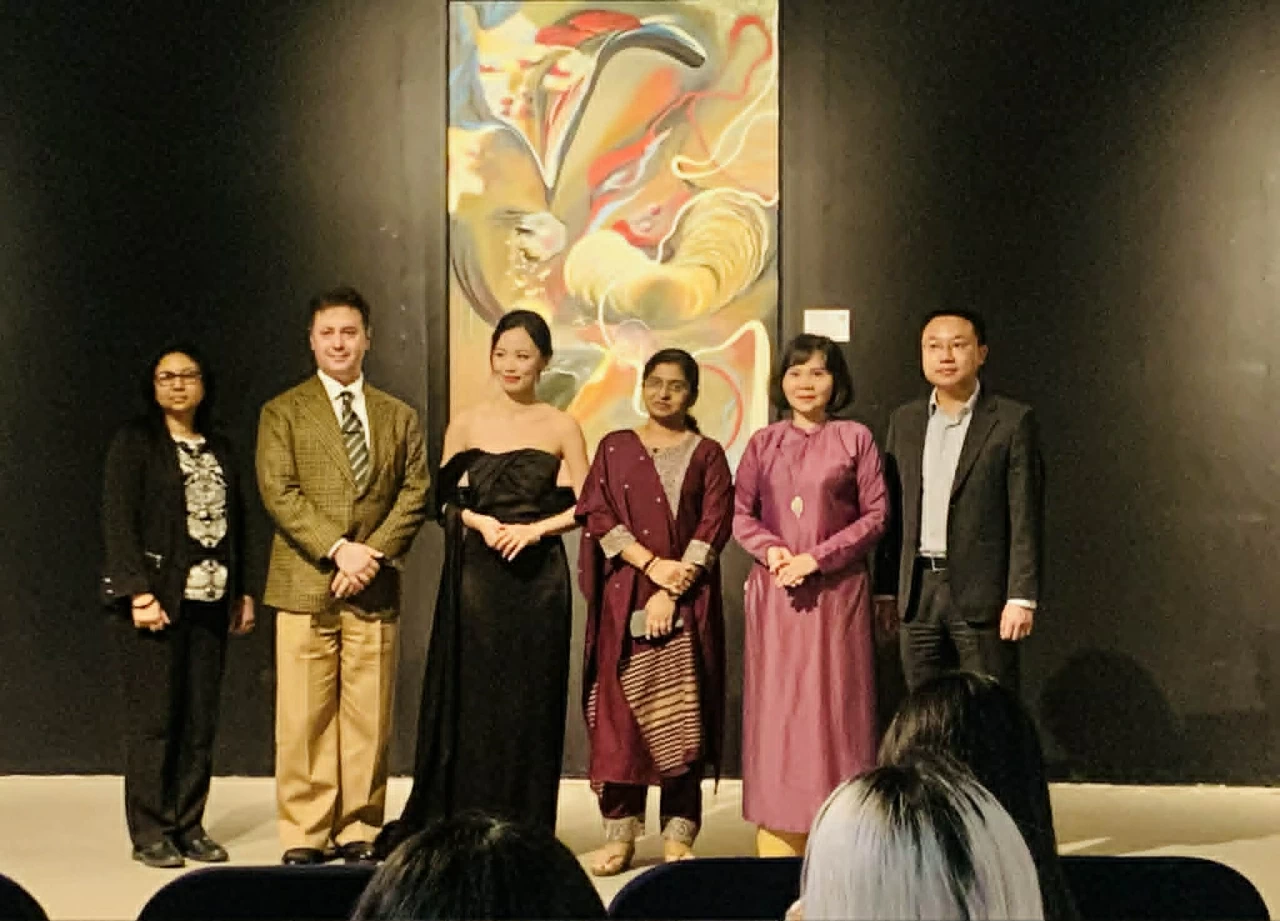 Exhibition 'Origine' by artist Van Guillemin in her homeland