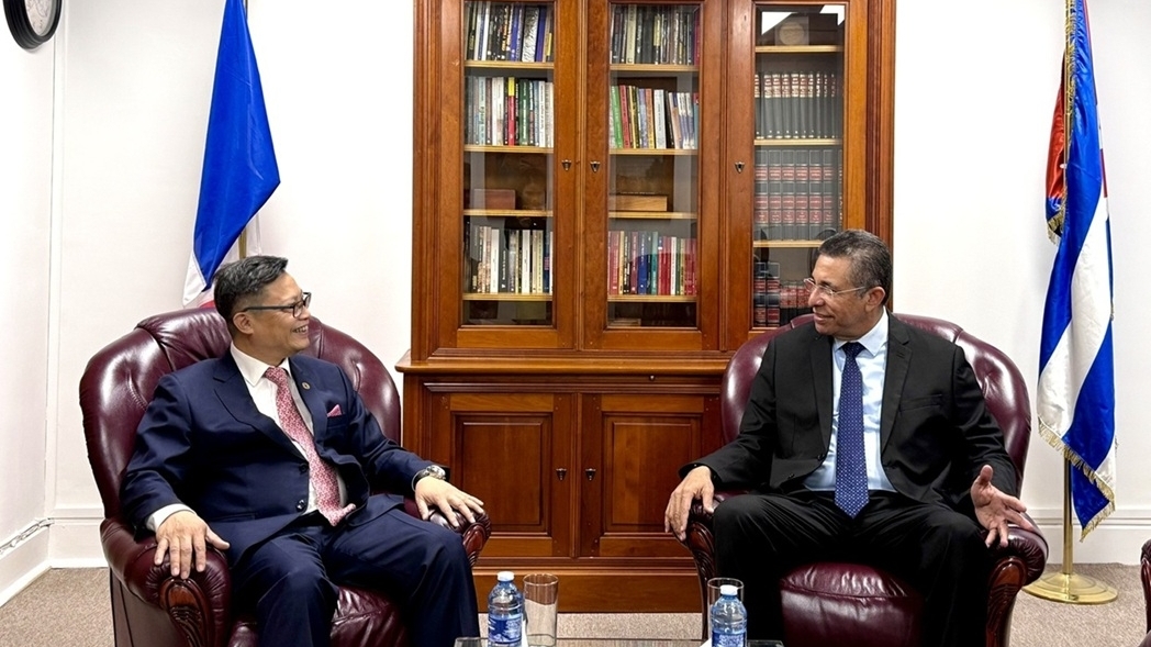 Ambassador Trinh Duc Hai pays courtesy call to Cuban Ambassador in France