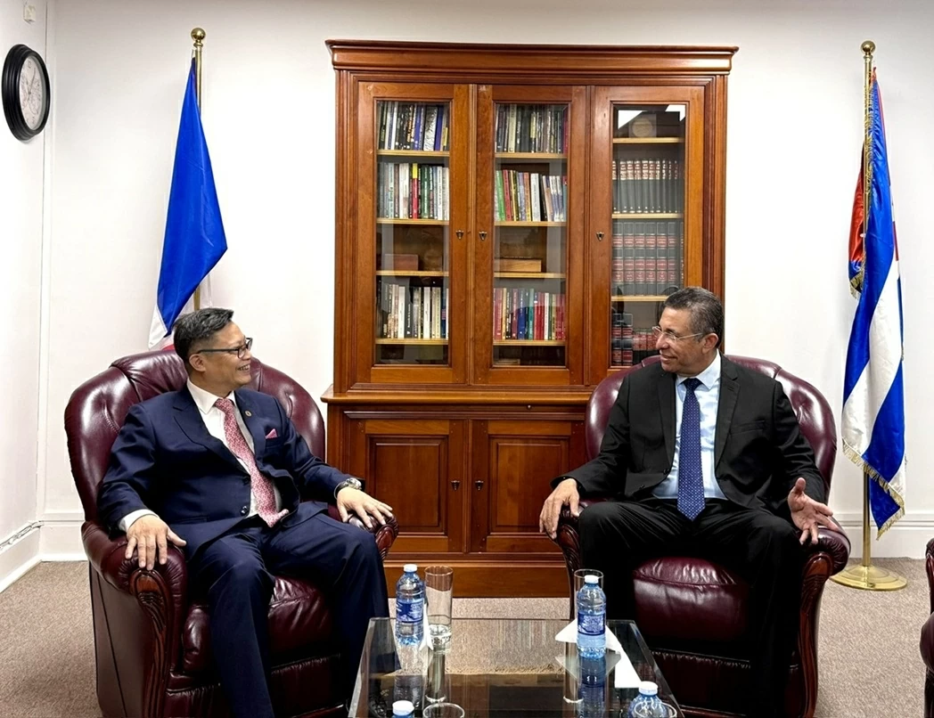 Ambassador Trinh Duc Hai pays courtesy call to Cuban Ambassador in France